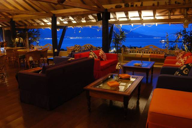 Piano bar com vista para o mar