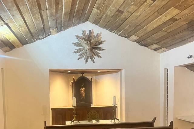 Dentro da capela
