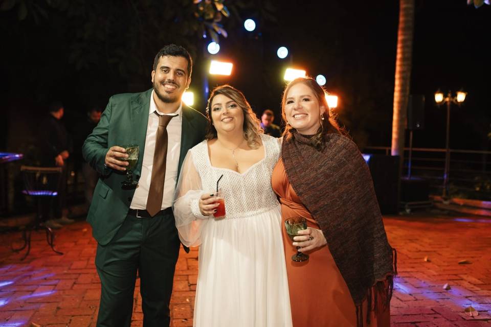 Noivos e convidados celebrando