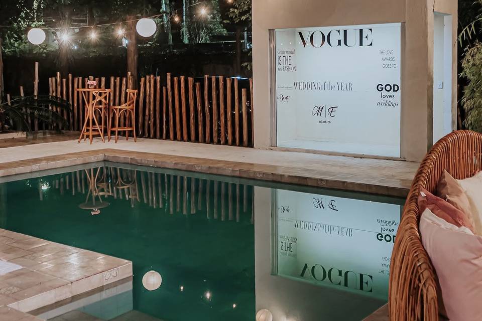 Área da piscina à noite
