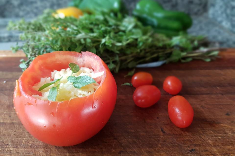 Tomate recheado com queijos