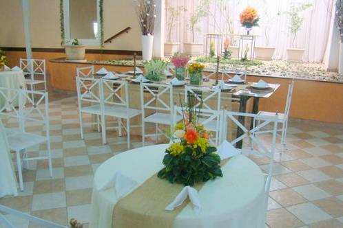 Mesas decoradas com flores