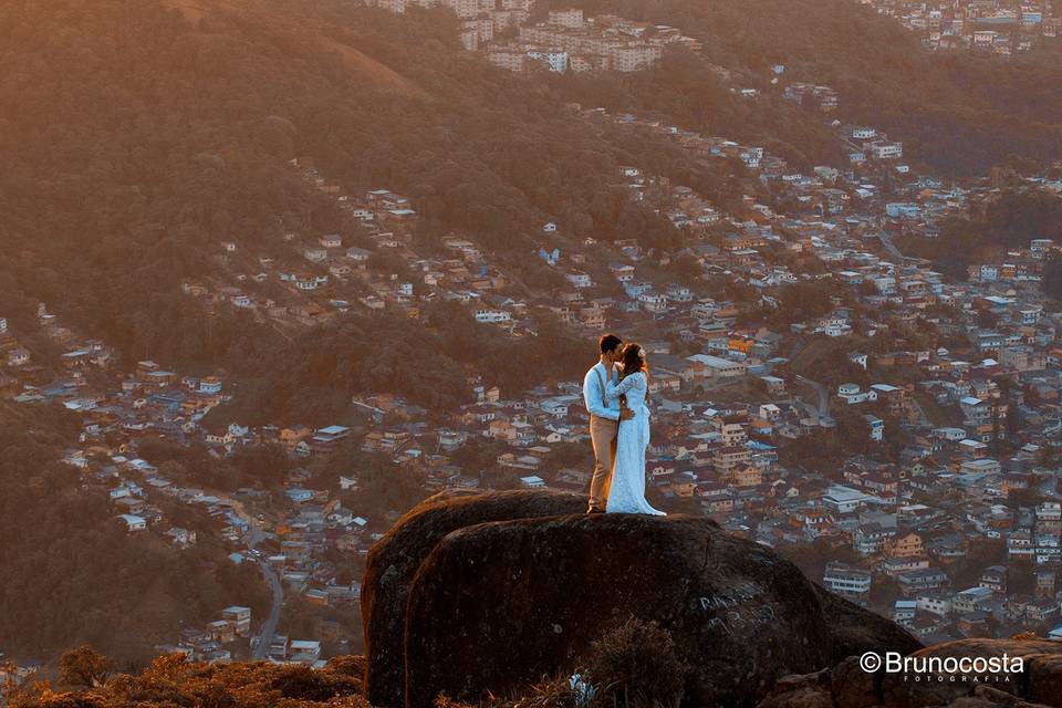 Beijos de casal na montanha