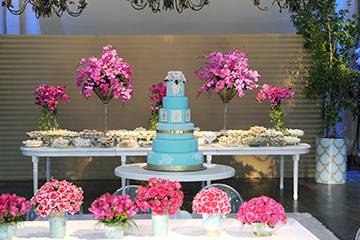 Mesa de bolo decorada com flores