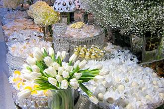 Mesa de doces decorada com flores