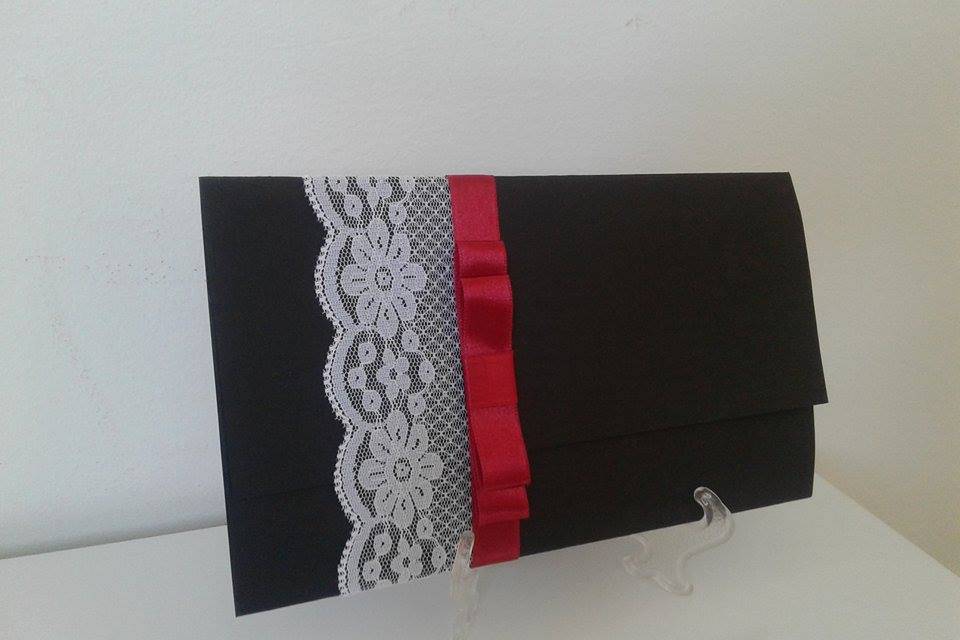 Envelope preto + renda e laço