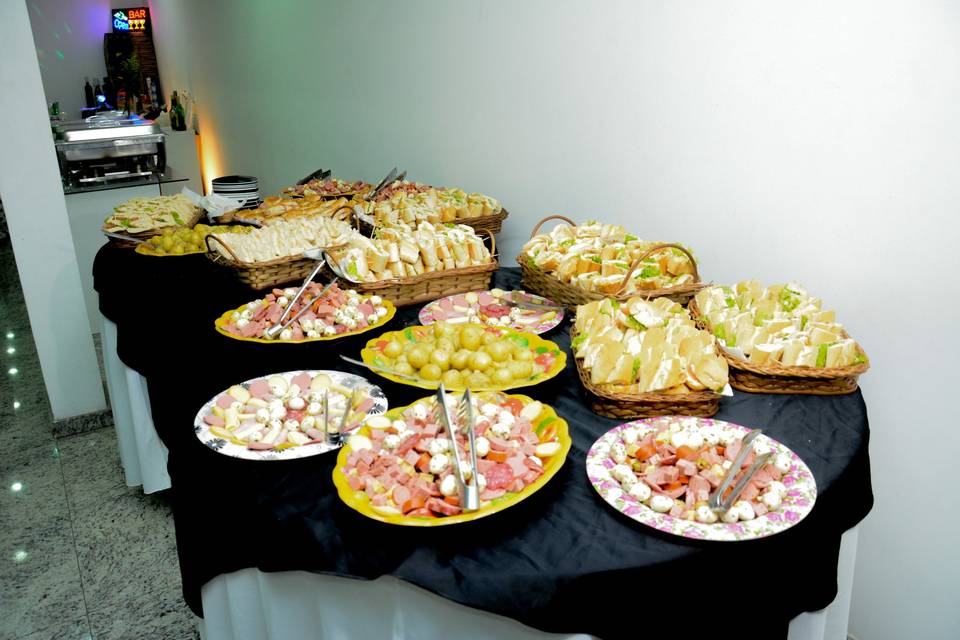 Mesa de frios e lanches