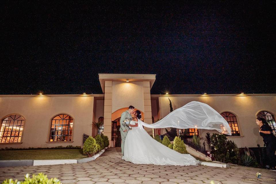 Casal no jardim