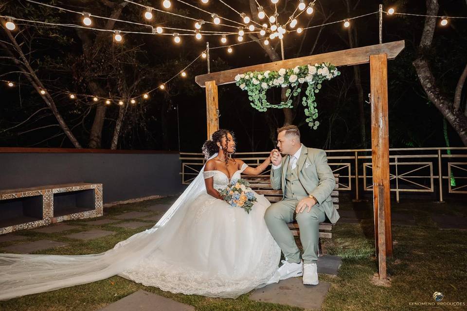 Jardim iluminado casal