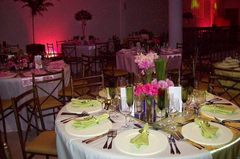 Detalhe das mesas no salão