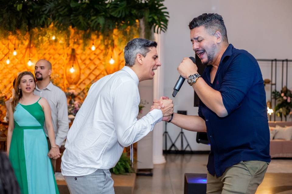 Noivo curtindo a festa