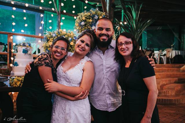 Equipe Arco recebendo abraço