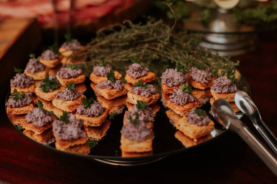 Canapés de azeitona preta