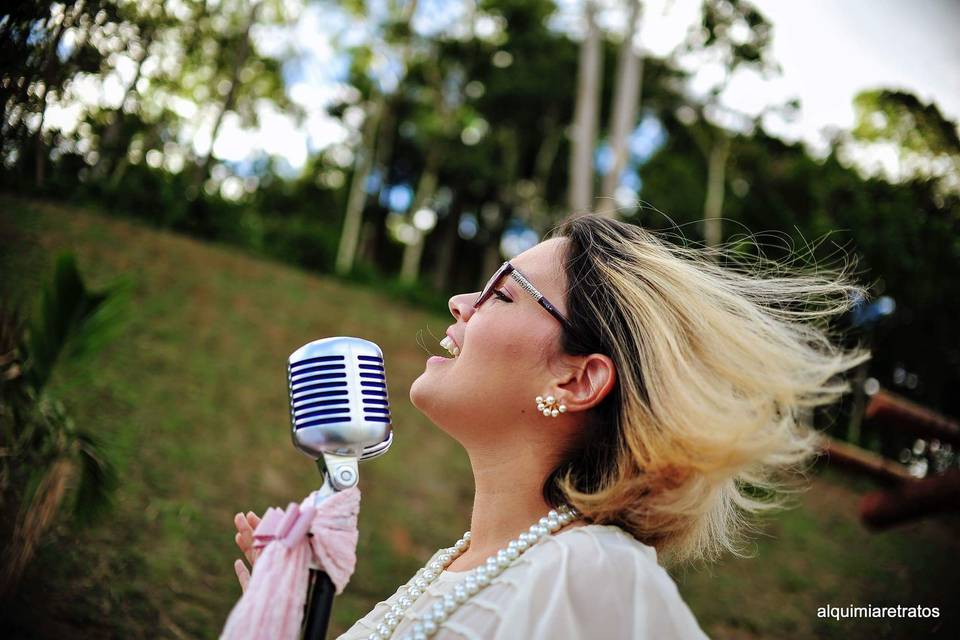 Cantora Naiara Terra