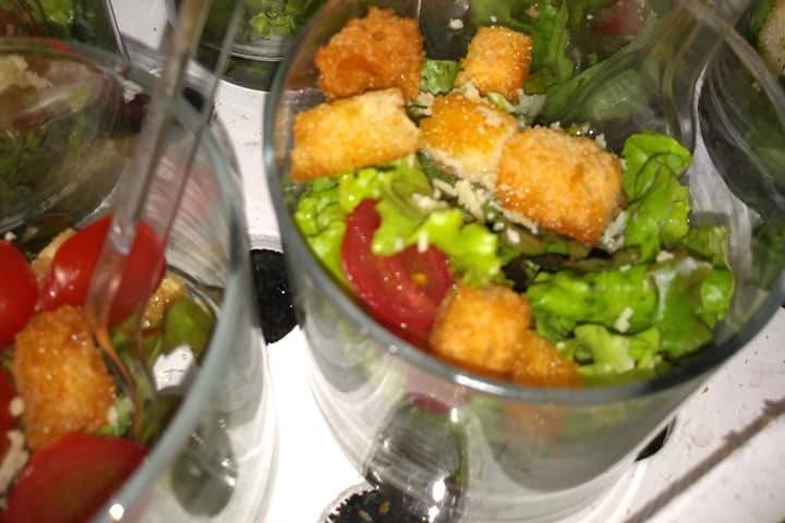 Salada de croutons na taça