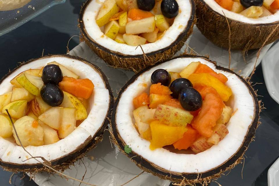 SALADA DE FRUTAS NO COCO