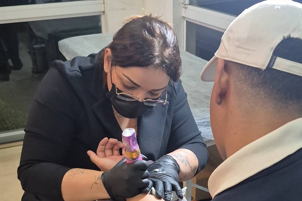 Tatuadora Aline