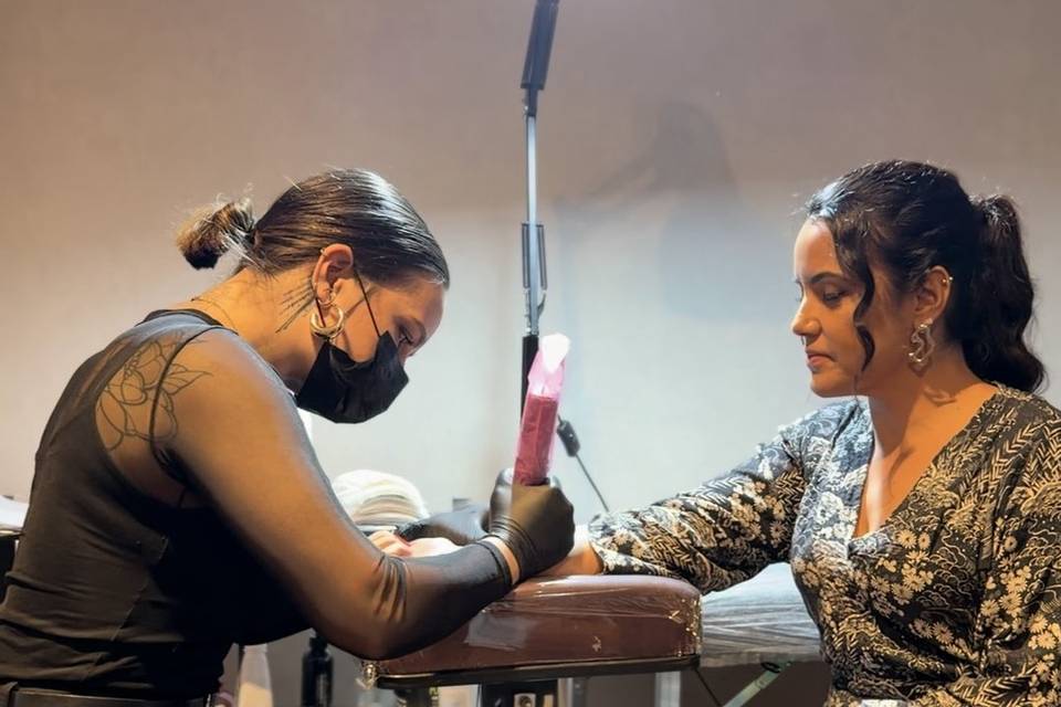 Tatuando convidada
