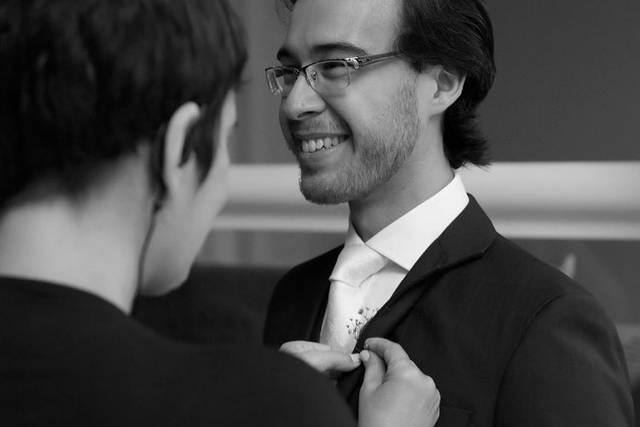 Colocando lapela no noivo