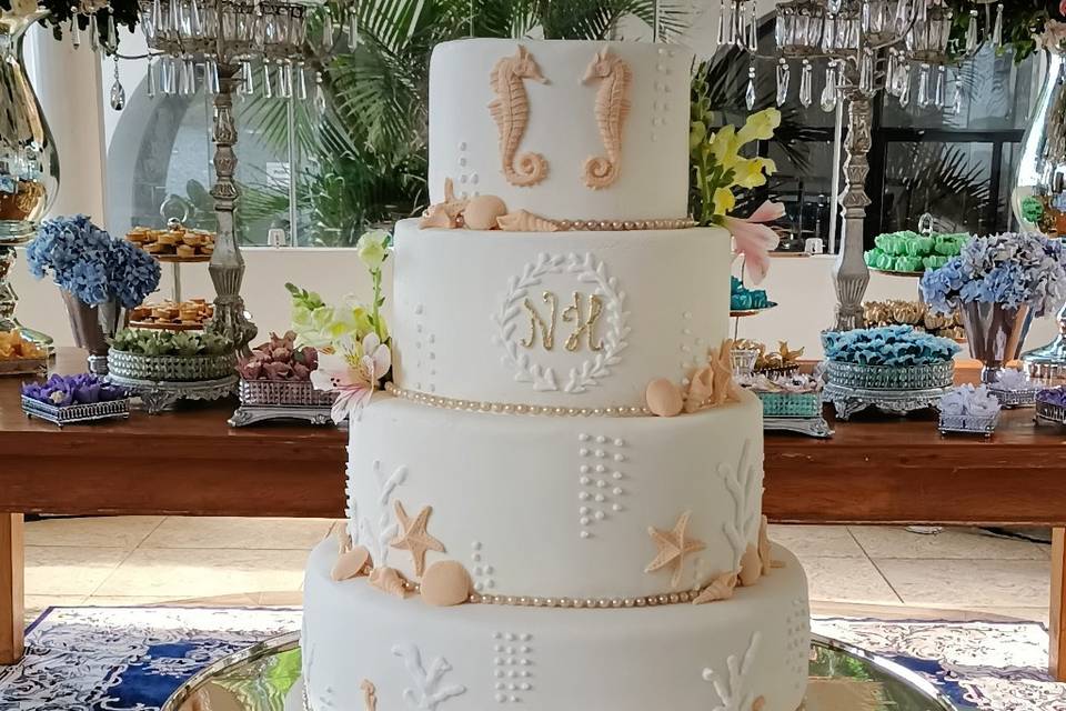 Feminino mão decorando o bolo de aniversário de casamento flor rosa no  carrinho.