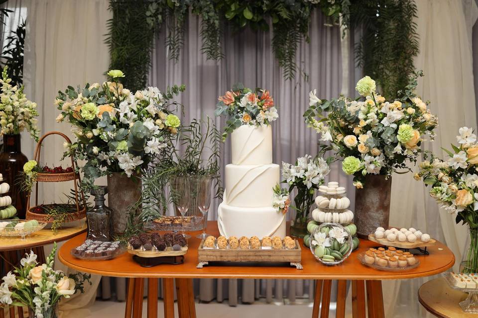 Mesa montada com os doces