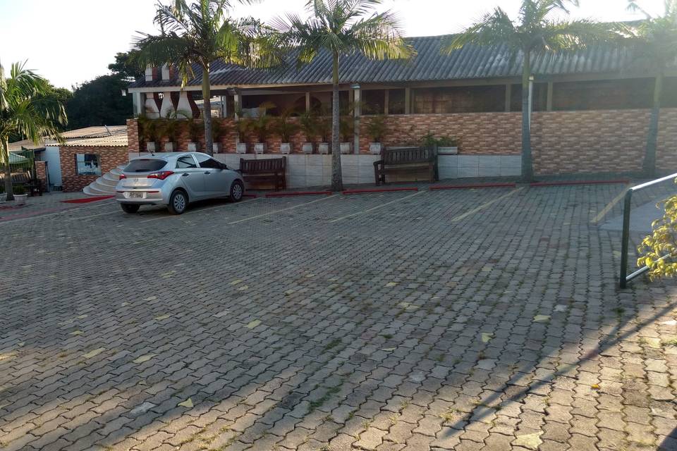 Área aberta e estacionamento