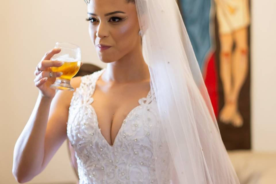 Noiva relaxando para o grande