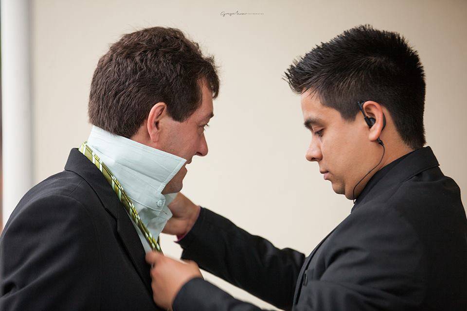 Arrumando gravata Convidado