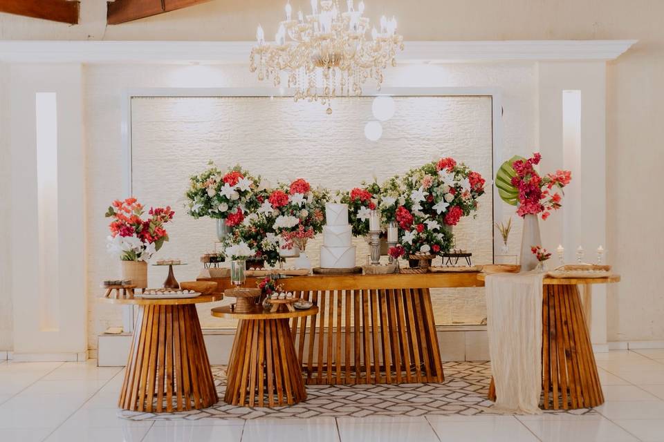 Mesa ripada com trio redondo