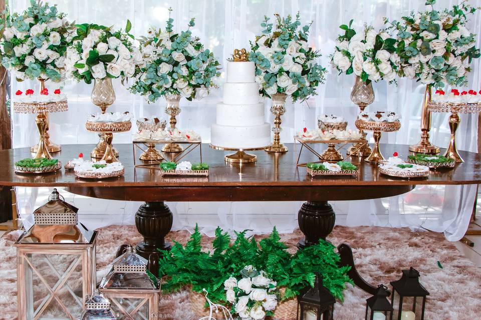 Mesa do bolo com rosas brancas