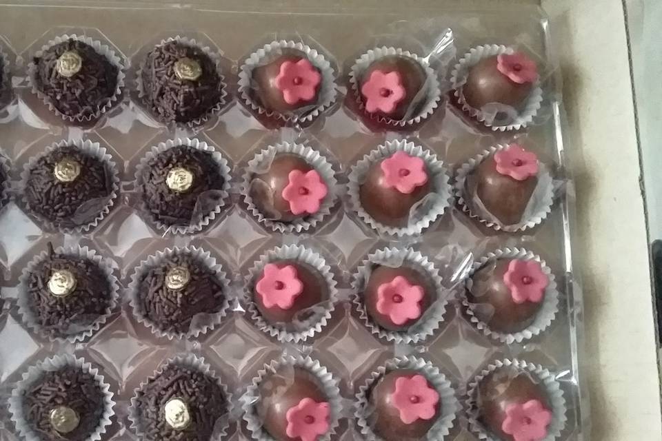 Trufas e brigadeiros decorados