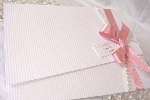 Papel com listas metalizadas