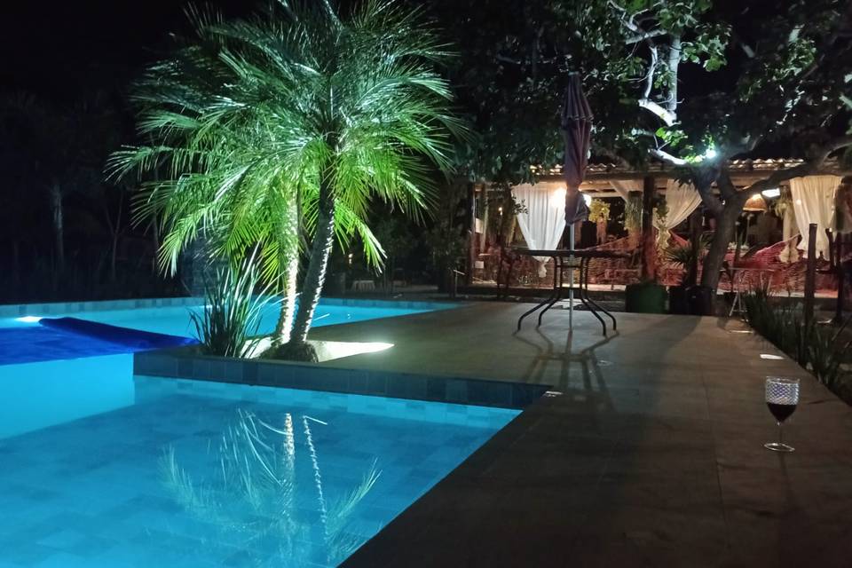 Visão da piscina a noite