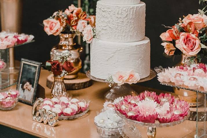 Mesa com flores permanentes