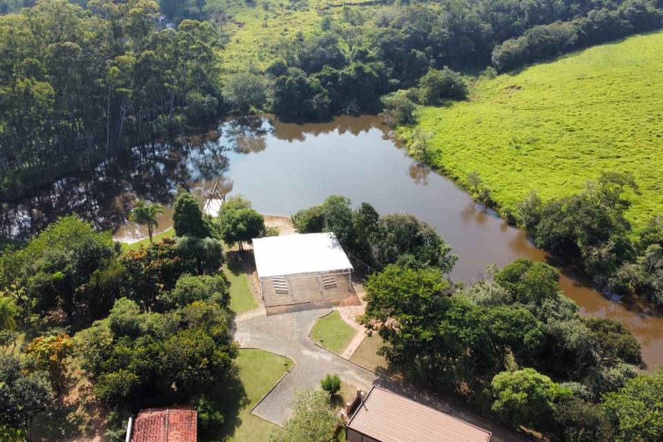 Lago com caiaques