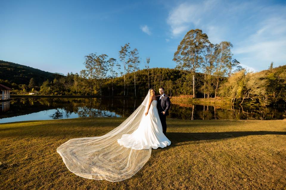 Larissa e Guilherme no lago