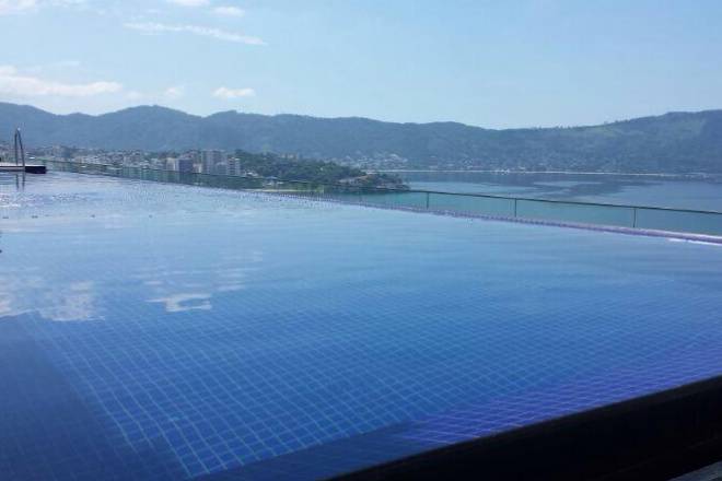 Piscina com vista para o Rio