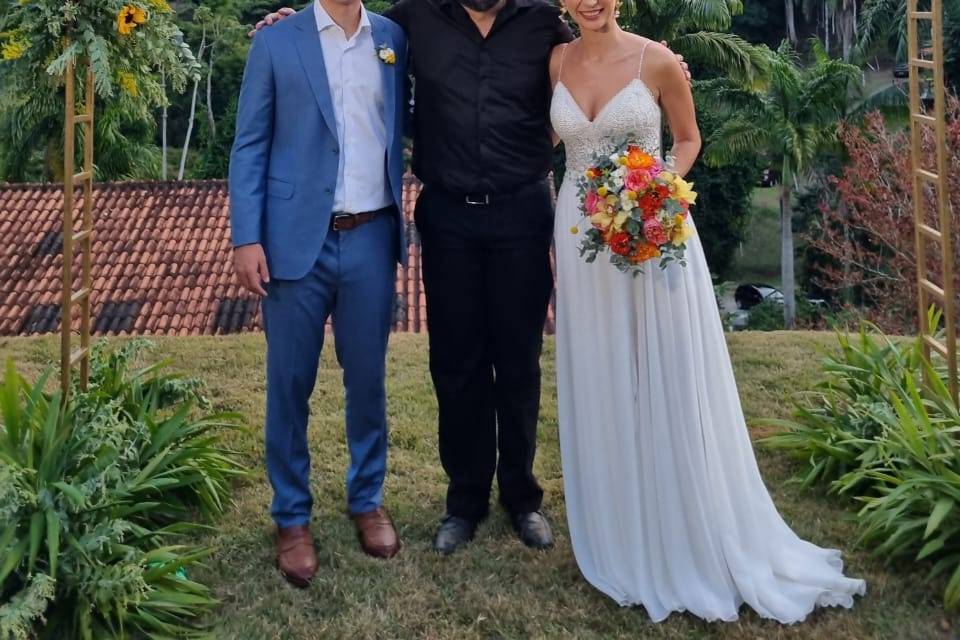 Casal feliz pós cerimônia