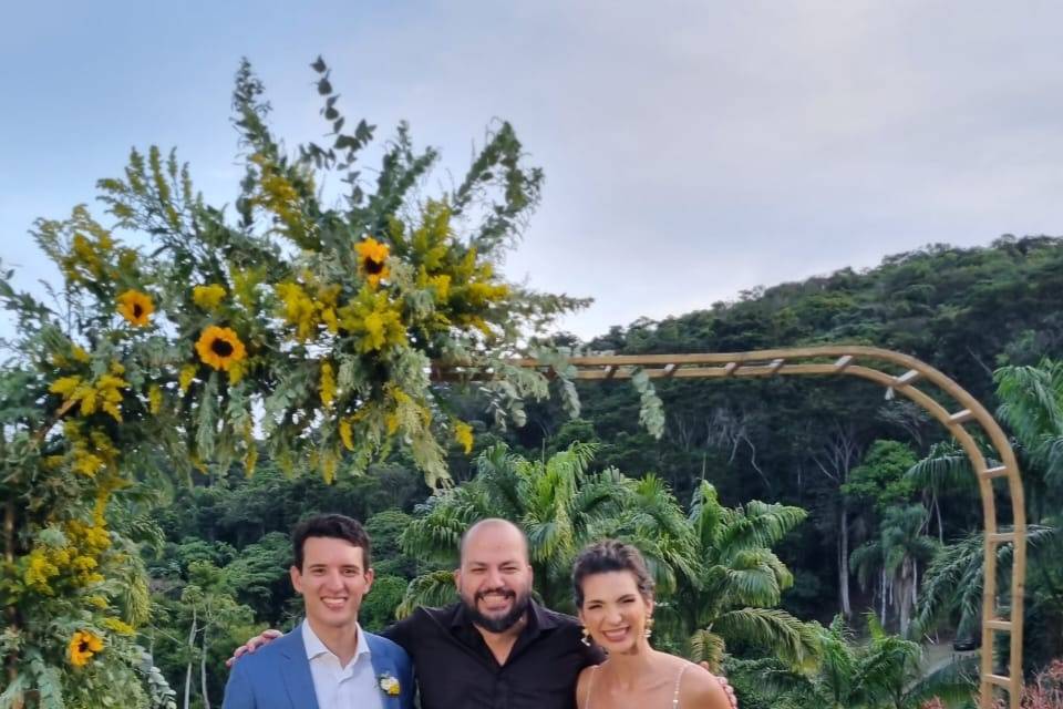 Casal feliz pós cerimônia