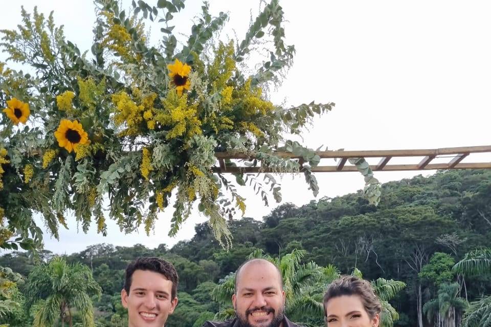 Casal feliz pós cerimônia