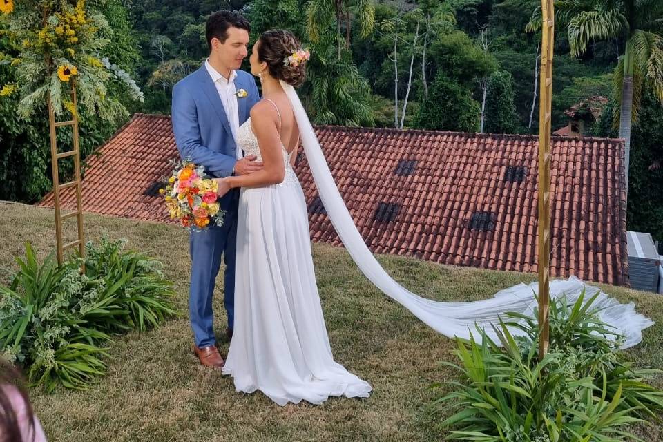 Casal feliz pós cerimônia