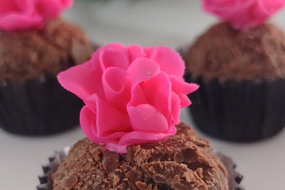 Brigadeiro com flor Babado