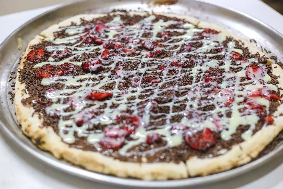 Pizza chocolate com morango