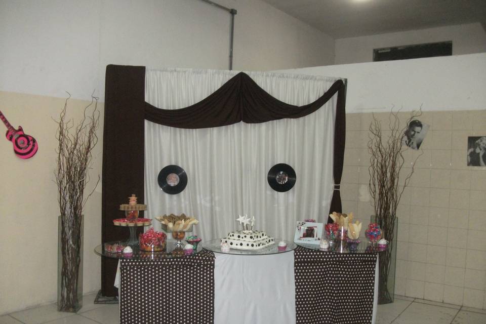 Mesa de bolo e doces