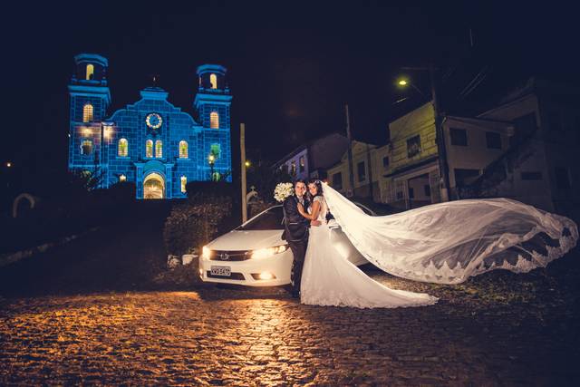 Foto externa casal no carro