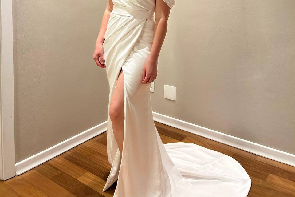 Vestido moderno liso