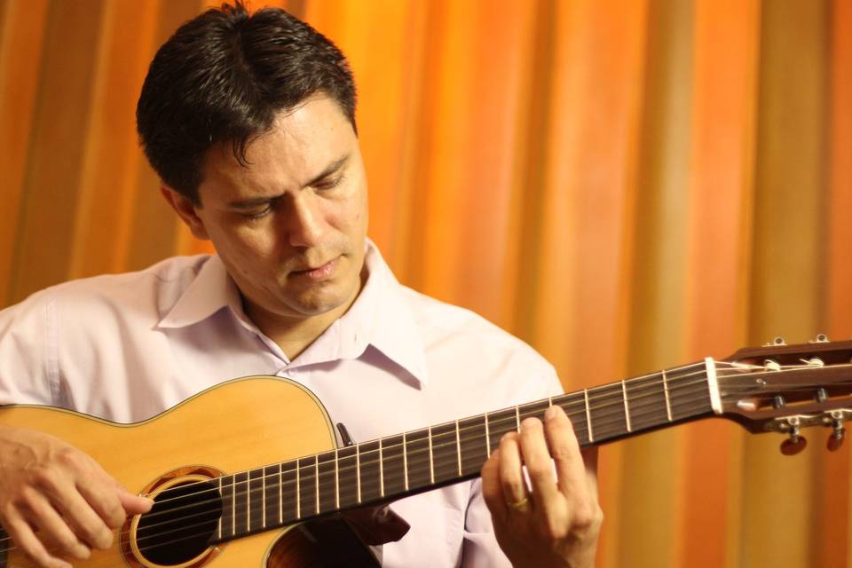 Gustavo Solis (violão e voz)
