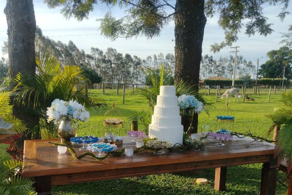 Mesa do bolo e dos docinhos