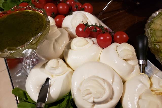 Burrata e pesto de manjericão