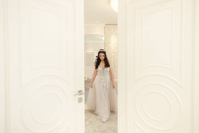 Noiva saindo para o casamento